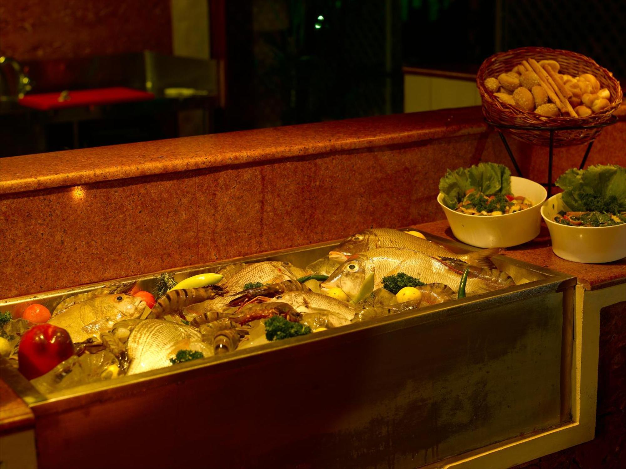 Vivanta Ernakulam, Marine Drive Kochi Εστιατόριο φωτογραφία