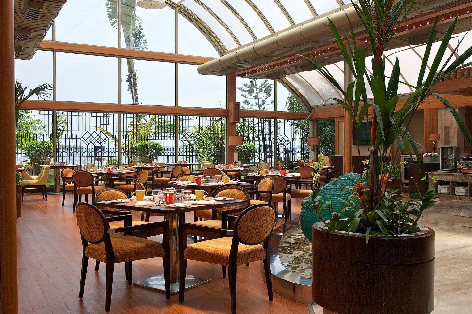 Vivanta Ernakulam, Marine Drive Kochi Εστιατόριο φωτογραφία