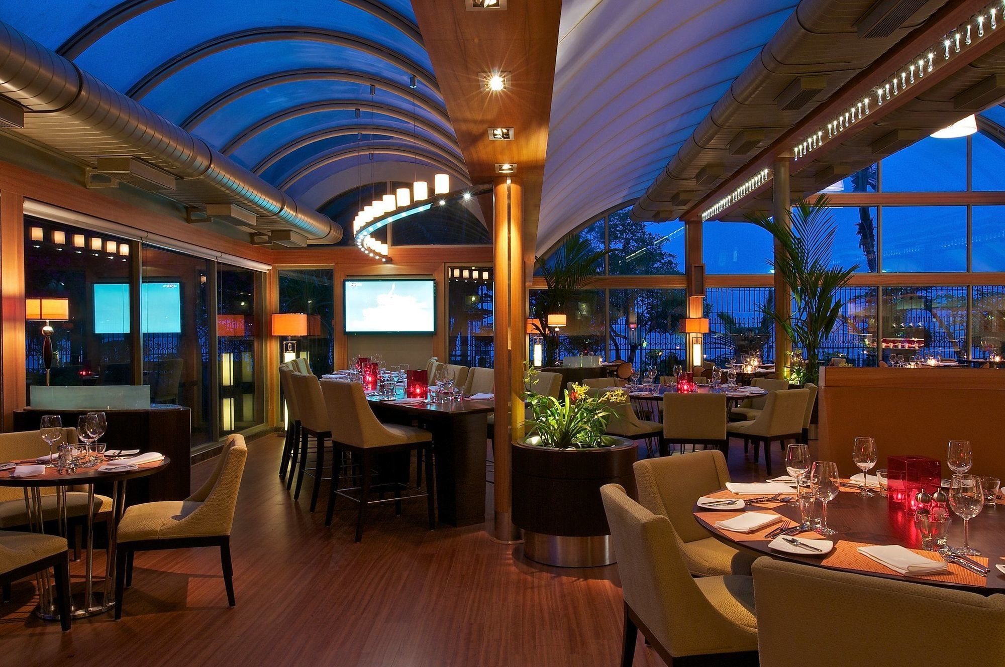 Vivanta Ernakulam, Marine Drive Kochi Εστιατόριο φωτογραφία